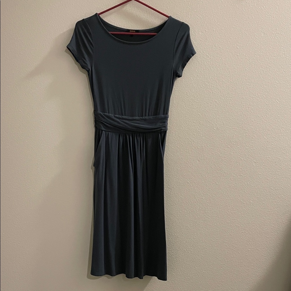 Quince Dark Charcoal Short-Sleeve Midi Dress with Twisted Waistband